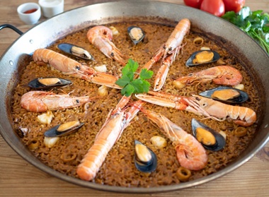Para 2 personas: 2 entrantes 2 principales 2 postres y 2 bebidas