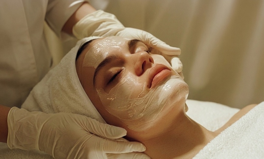 Image 2: Swedish Massage with Express Facial & Aromatherapy Packages