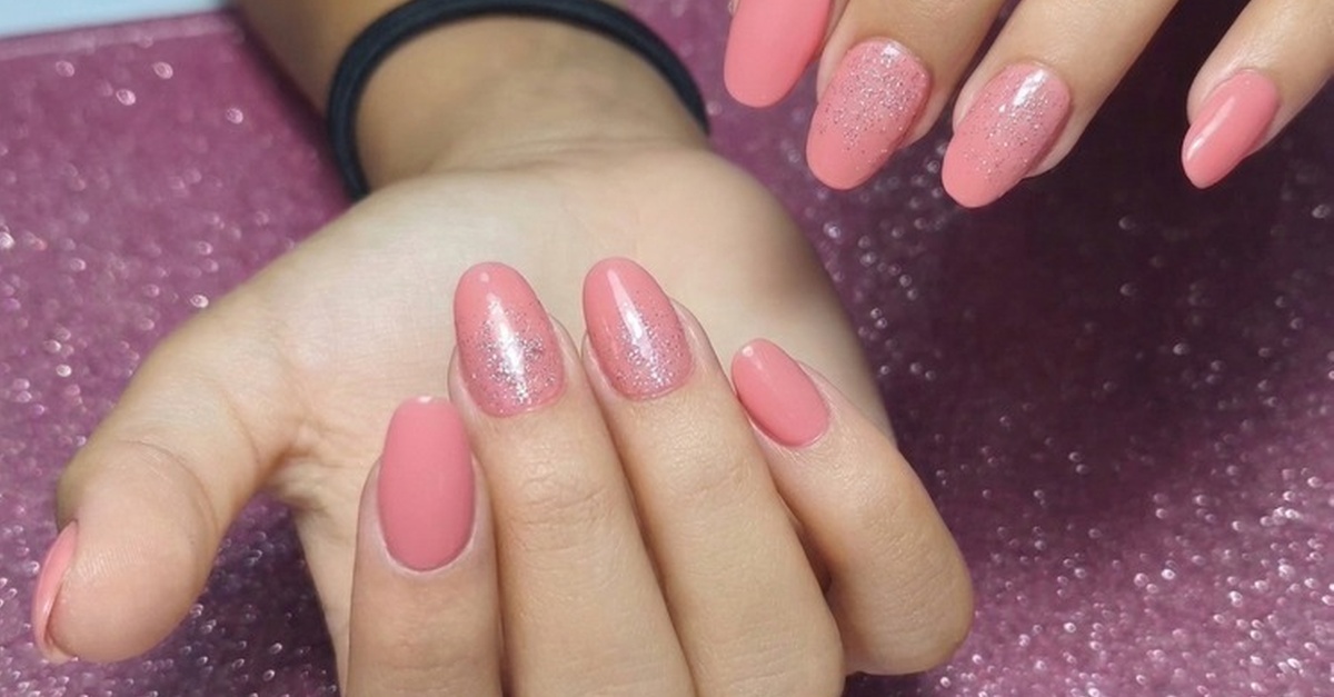 Sesión de manicura y pedicura con esmaltado en Málaga