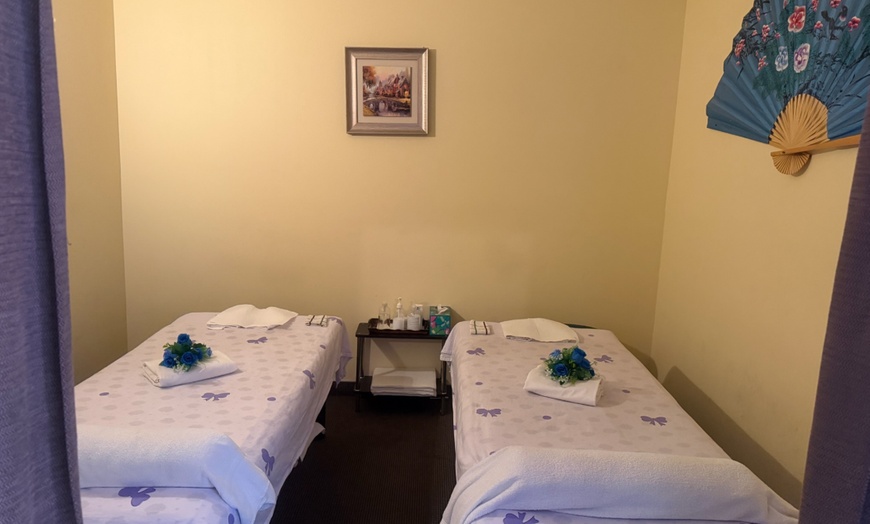 Image 2: 60-Min Combo Reflexology & 65-Min Full-Body Massage with Hot Stones