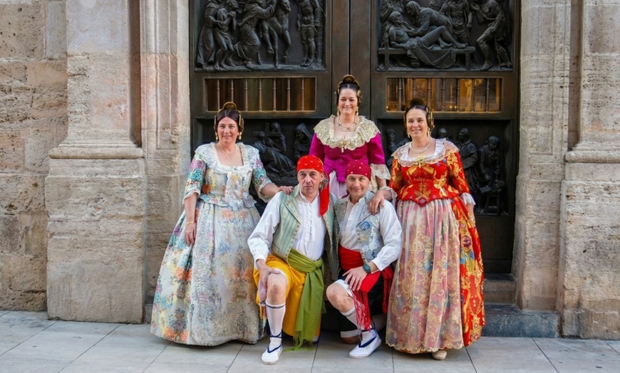 Image 4: Traje de faller@ por un día con sesión de fotos y degustación de vino