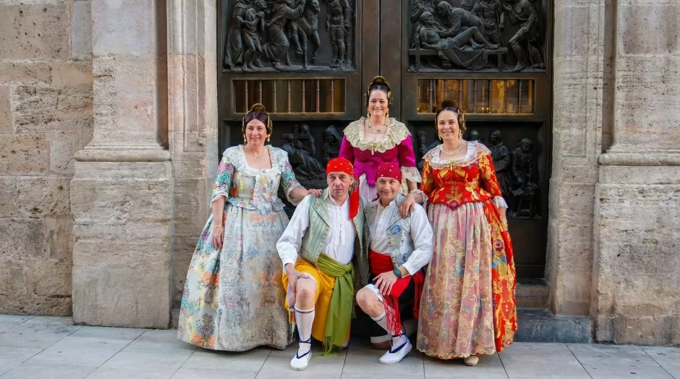 Traje de faller@ por un día con sesión de fotos y degustación de vino