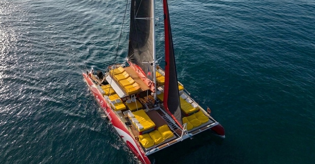 Paseo en catamarán por la Costa Dorada para 2 o 4 personas