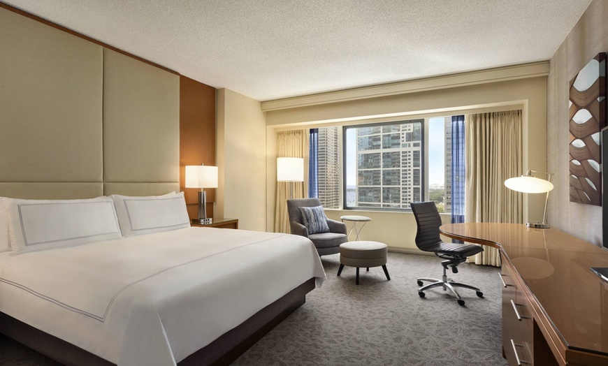 Image 12: 4-Star Downtown Chicago Hotel near Millennium Park