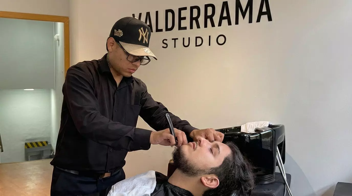 Sesión de corte de caballero con bebida de cortesía, peinado y opción a barba para 1, ahorra hasta un 29% - Primary Image