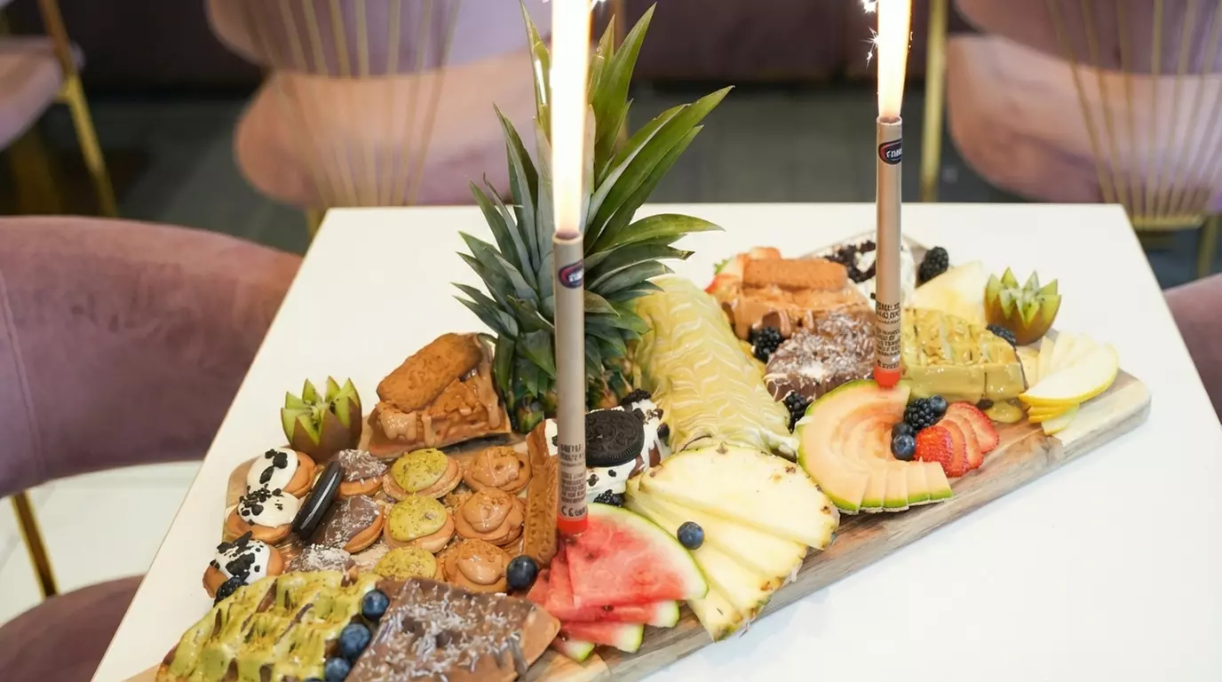 Partyplatte mit verschiedenen Desserts für 1, 2 oder 4 Personen