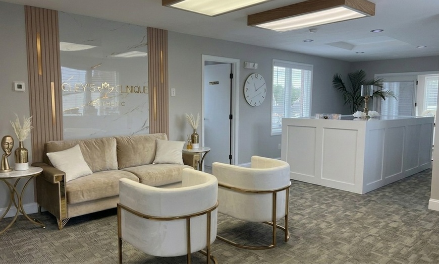 Image 2: 60-Min Full Body Massage with Hot Towels & Essential Oils