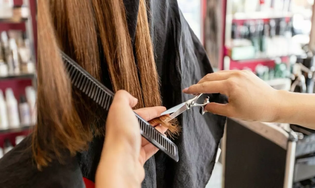 Sesión de peluquería con lavado, corte, secado y opción a tinte de raíz, tinte completo y/o mechas para 1 persona - Primary Image