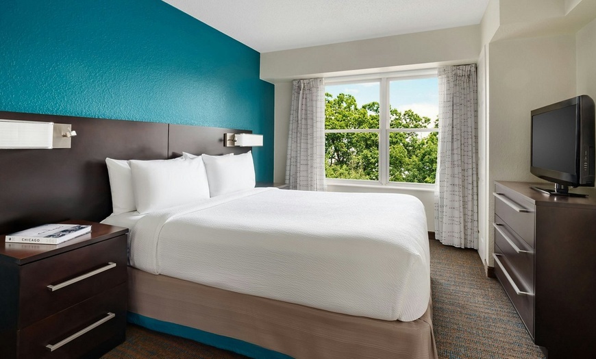 Image 17: All-Suite Hotel near O'Hare with Free Breakfast