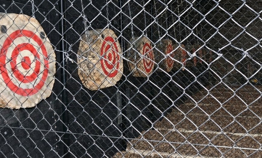 Image 3: Lancer de hache à Vilvorde : testez votre précision et votre force !