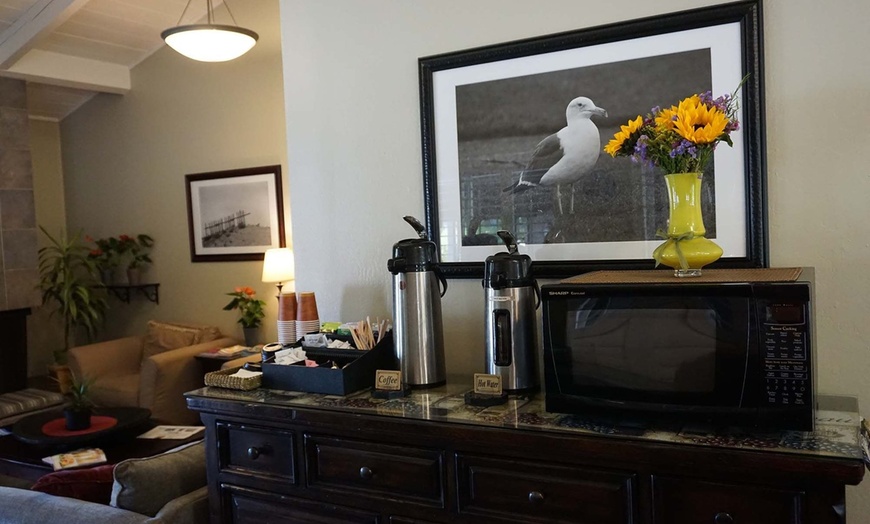 Image 5: Pacific Grove Lodge near Lighthouse and Monterey Bay
