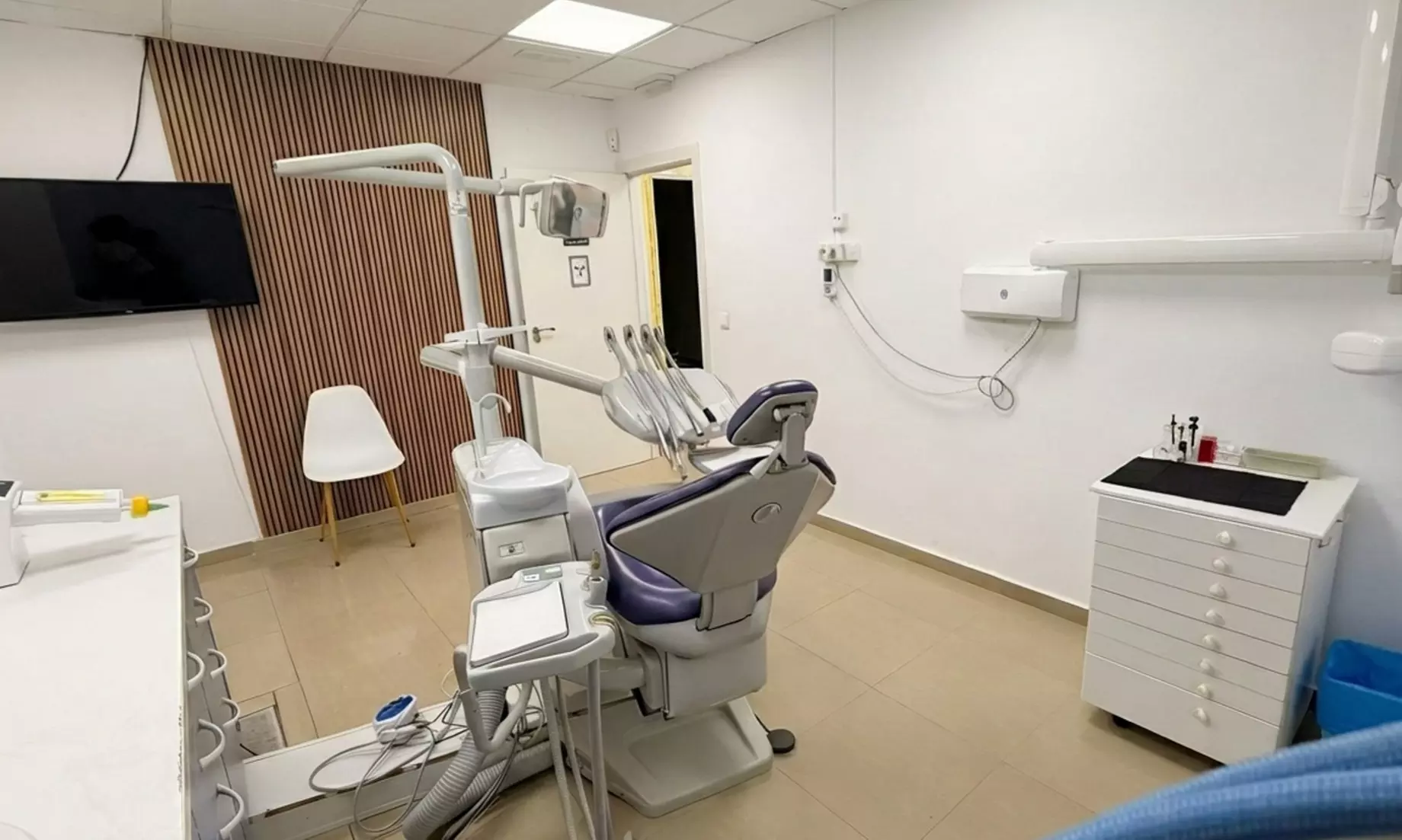 1 o 2 implantes de titanio con higiene bucal y radiografía panorámica