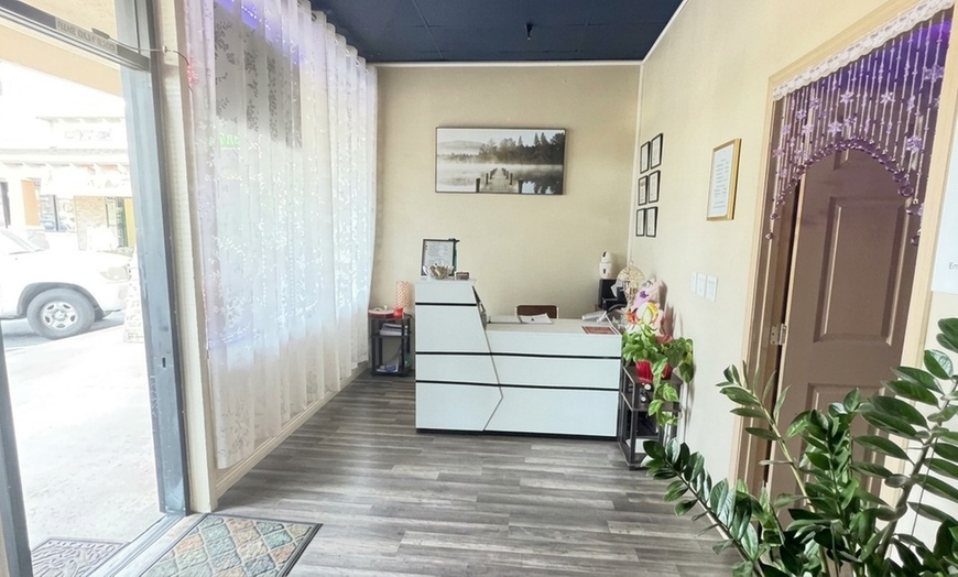 Image 4: 60-Min Lymphatic Drainage Massage with Drinese Cream & Hot Stones