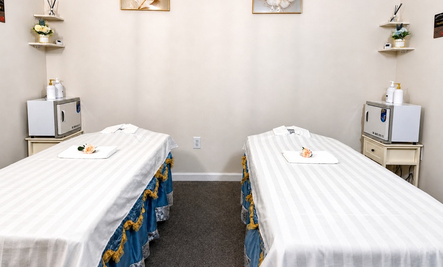 Image 4: Swedish, Deep Tissue or Body/Foot Combo Massage for 1-2 w/Lavender Oil