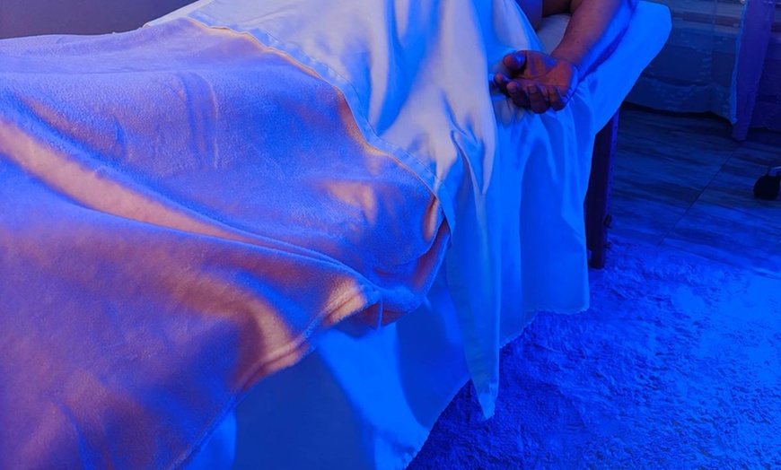 Image 2: Swedish Massage with Aromatherapy & Hot Stones