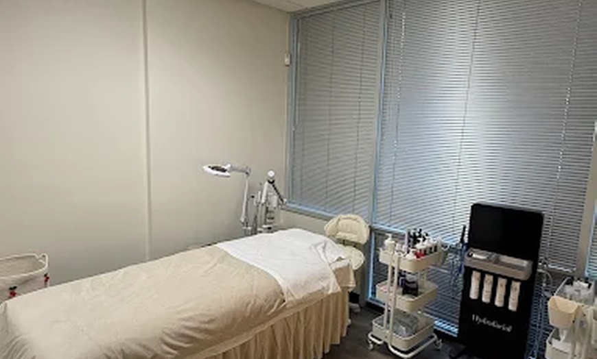 Image 3: Refresh with 20, 40, or 60 Units of Botox