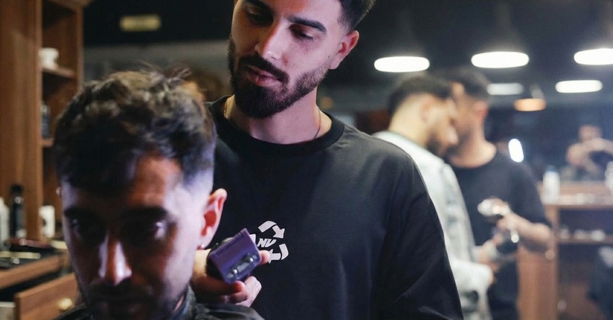 Corte de pelo para hombre en una peluquería de Barcelona