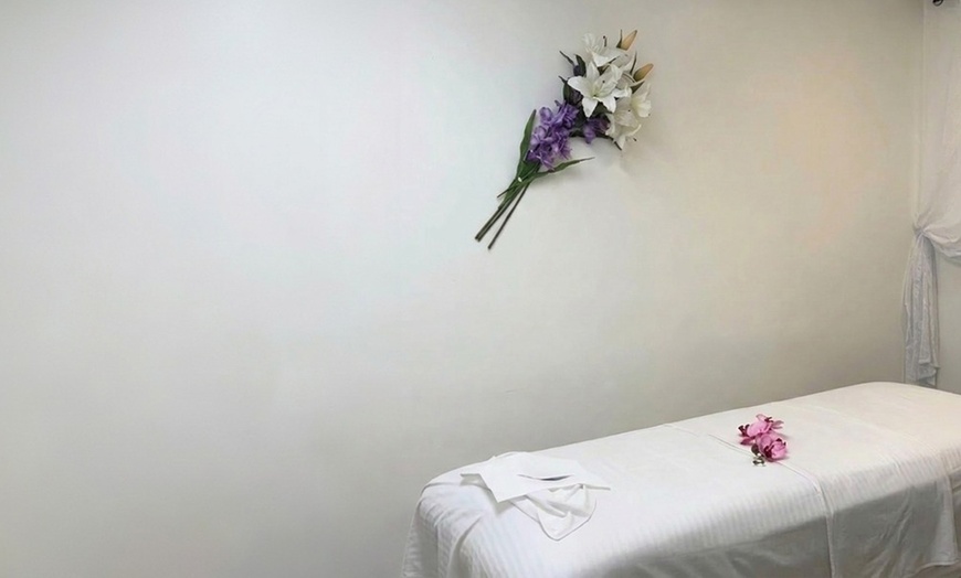 Image 2: Couples Massage with Hot Stones & Oils (30 or 50 Min)