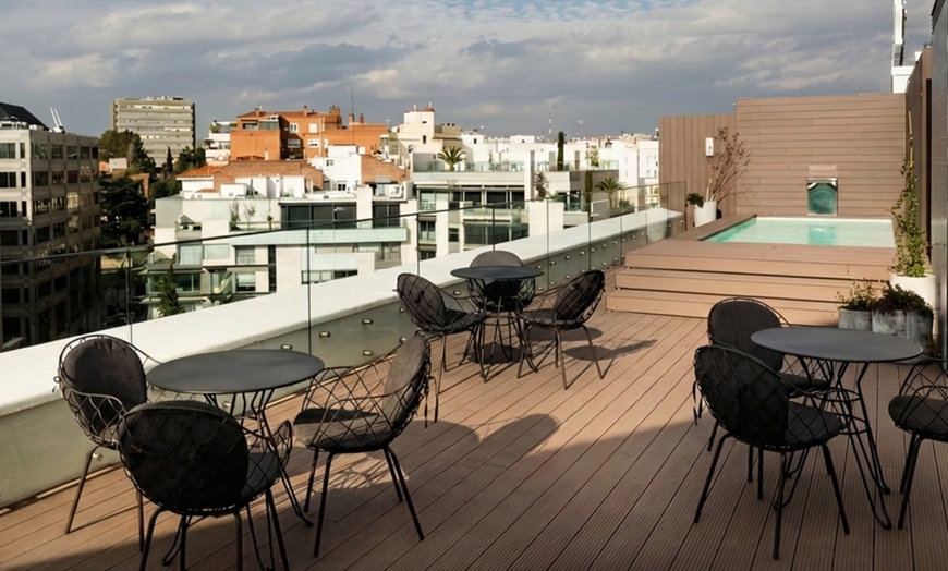 Image 4: Aperitivo italiano con copas y picoteo para 2 o 4 en hotel 5 estrellas