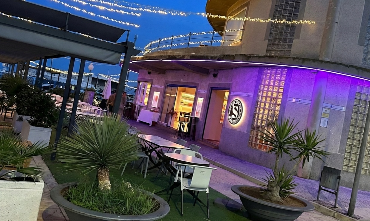 Sabor y Mediterráneo: cata de 4 vinos frente al mar, maridados con torreznos, para 2 o 4 (hasta un 47% menos)