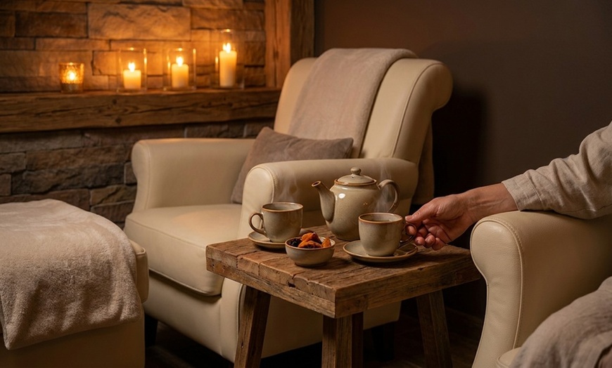 Image 7: Get 60-Min Couples/ Deluxe Massage with Hot Oil & Hot Towel Treatment 
