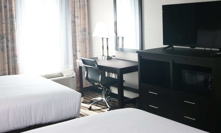 Image 13: Dallas Hotel near Galleria with Pool & Free Parking