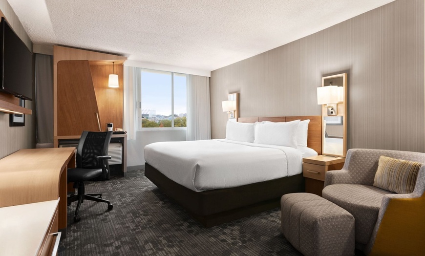 Image 18: Niagara Falls Hotel with Free Breakfast & Indoor Pool