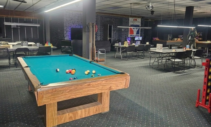 Image 2: Gamer's Lair: 10 Hours of Gaming