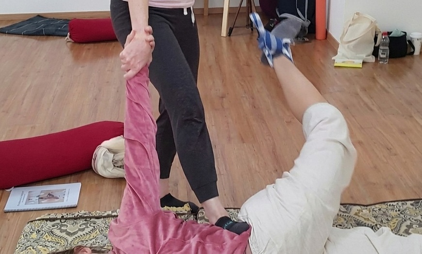 Image 3: Rejuvenate with a 60-Minute Thai Bodywork Session