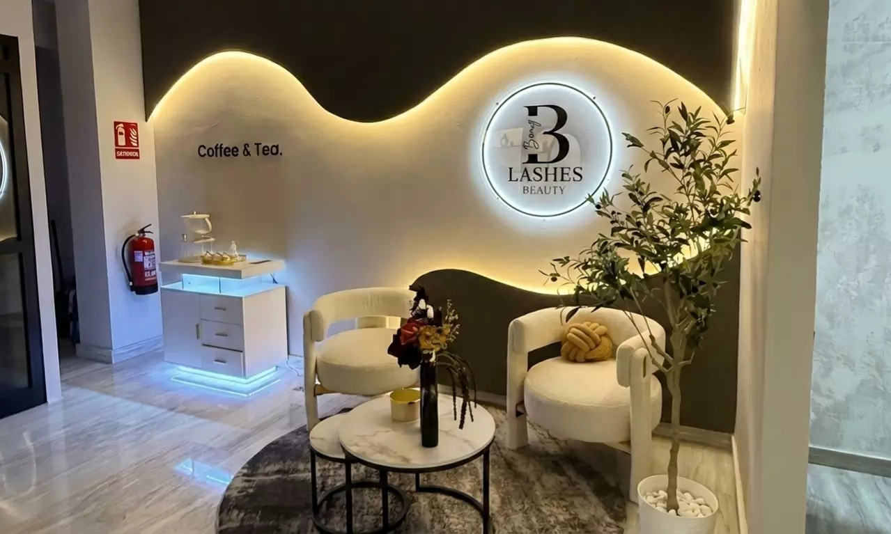 Sesión de peluquería con opciones de corte, tinte y mechas contorno