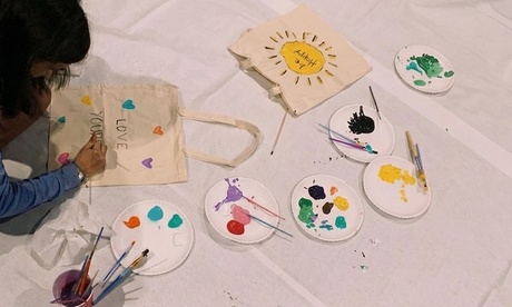 Para 4 personas: Taller de creación de totebag con copa de vino o refresco y picoteo variado
