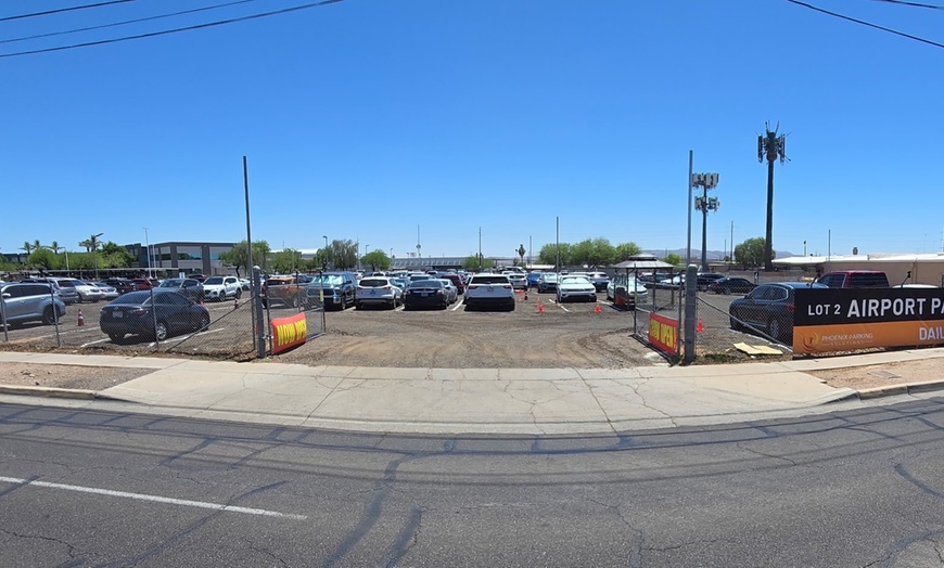 Image 3: Convenient Airport Parking Offered for 1 or 3 Days / 1 or 2 Weeks
