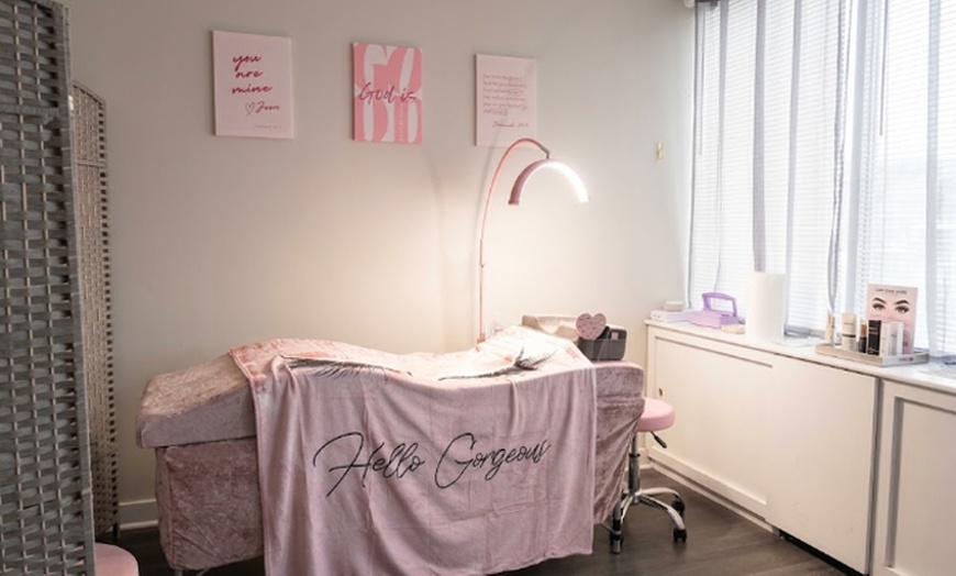 Image 3: Eyelash Extensions for a Fuller Look