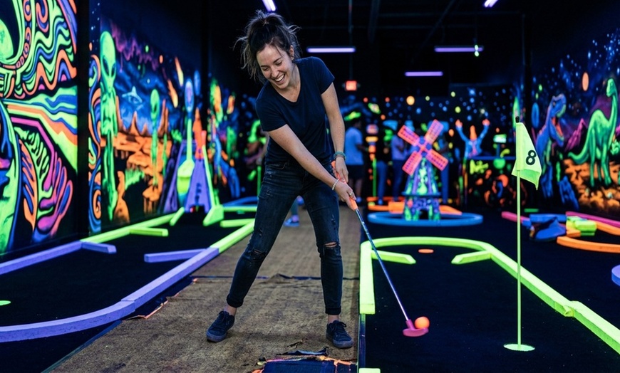 Image 2: Glow-in-the-Dark 3D Minigolf – Chesapeake