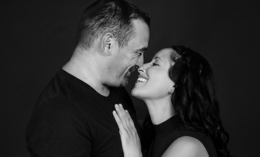 Image 2: Sesión de fotos de San Valentín en estudio con 15 imágenes editadas