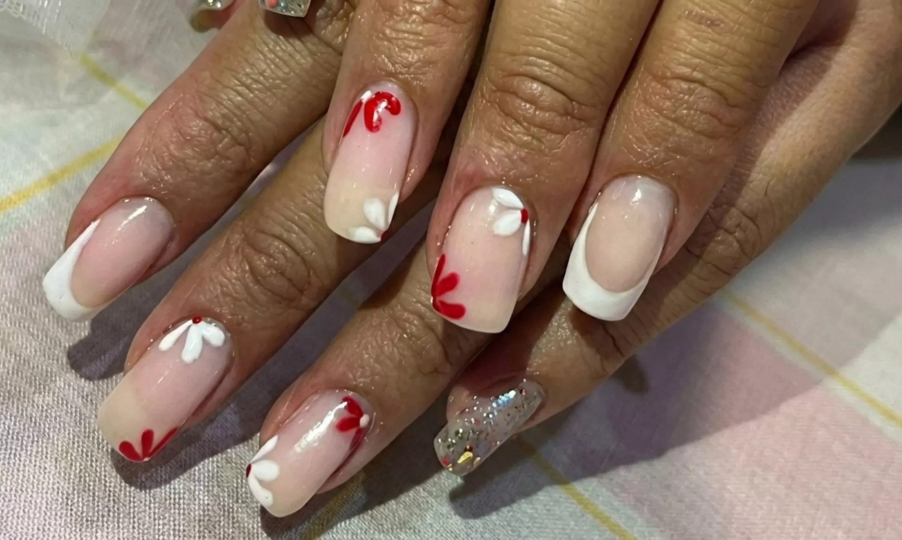 Manicura y/o pedicura con esmaltado semipermanente para 1 persona