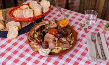 Para 2 personas: 2 entrantes+ Parrillada de carne + 4 Bebidas + 4 postres