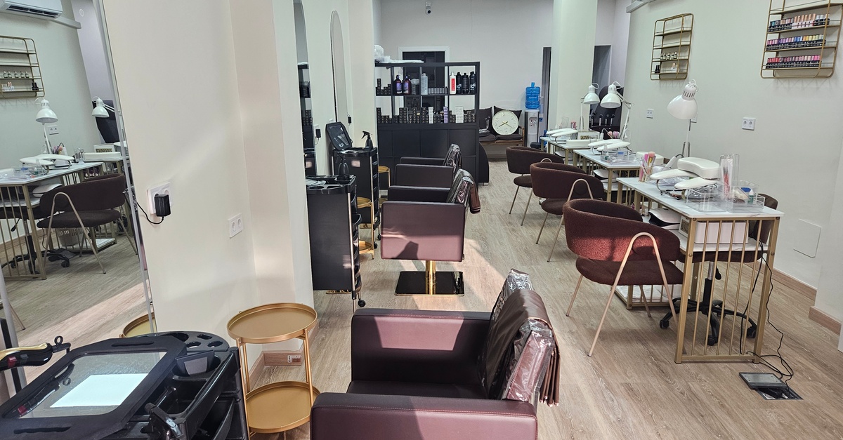 Manicura semipermanente o Rubber y pedicura Express en Málaga