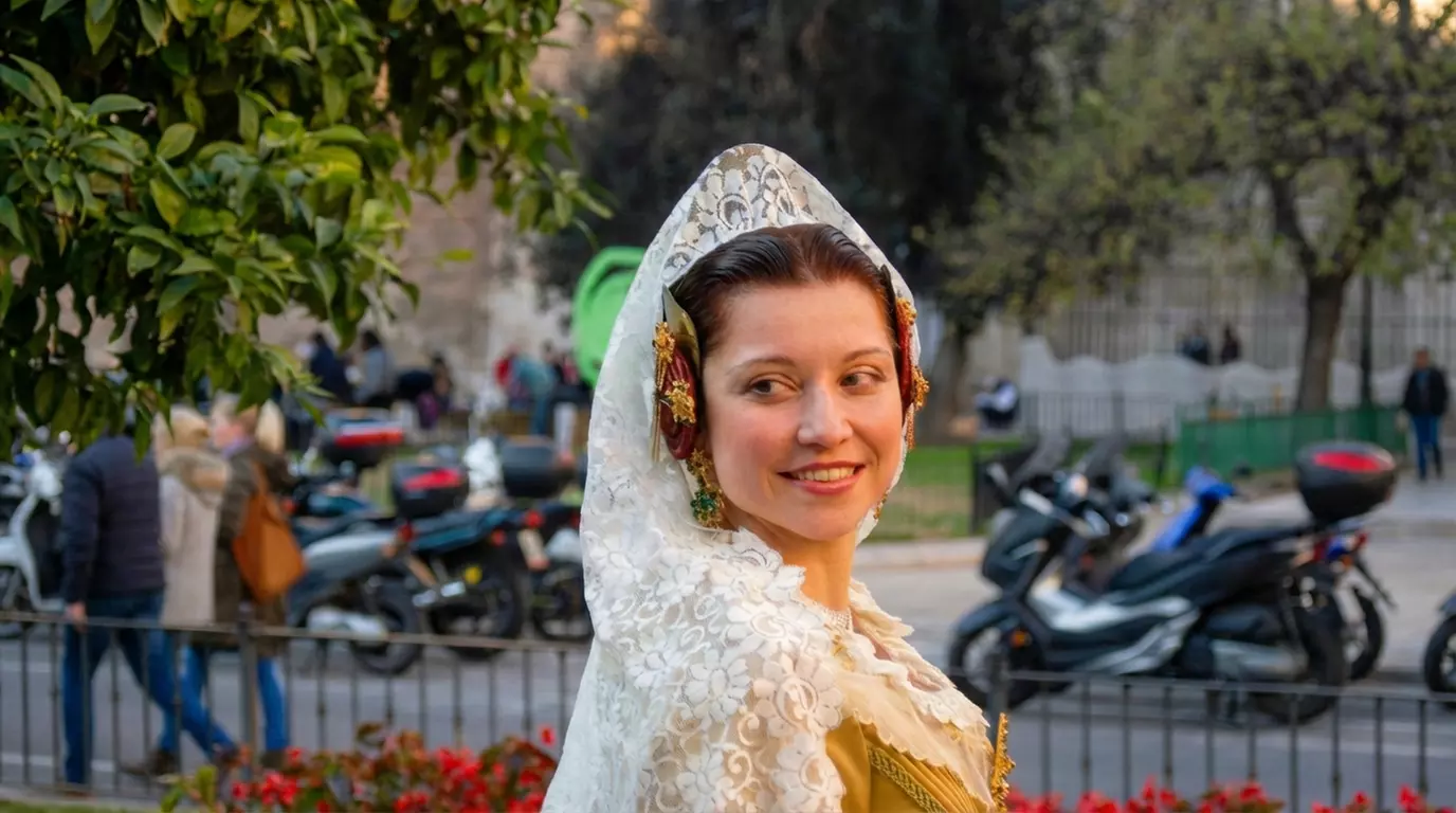 Traje de faller@ por un día con sesión de fotos y degustación de vino