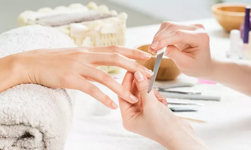 Manicura y/o pedicura clásica con esmaltado normal o semipermanente
