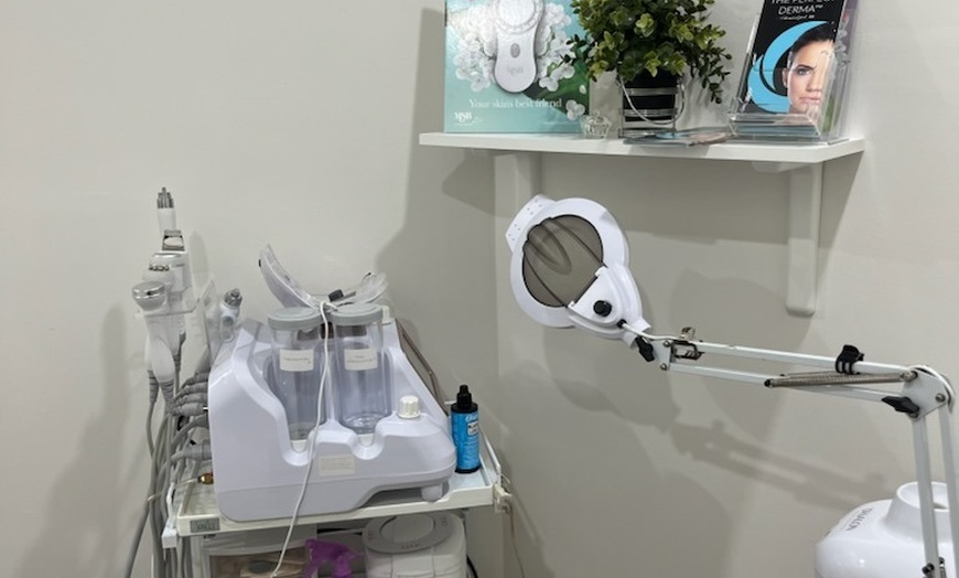 Image 3: Zero Downtime Chemical Peel Deals: 1, 2, or 3 Sessions at Regen