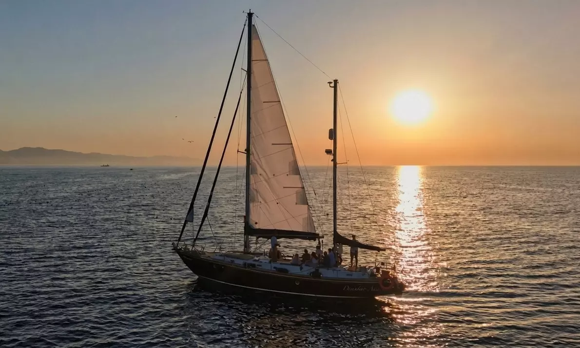 Paseo y fiesta en barco de lujo con barra libre, snacks y música