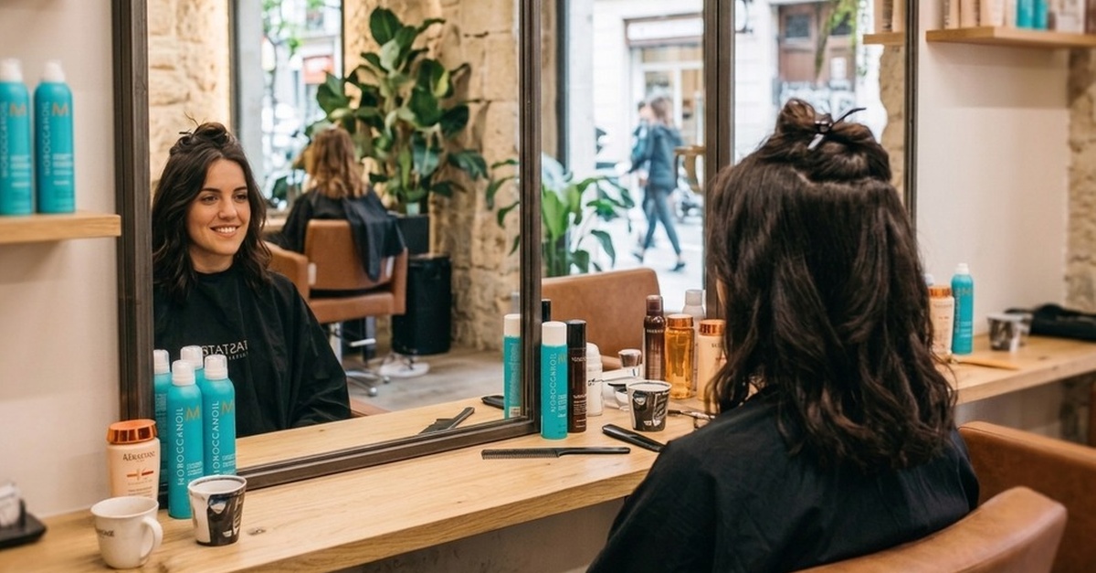 Servicio de peluquería con lavado, corte y peinado en Granada