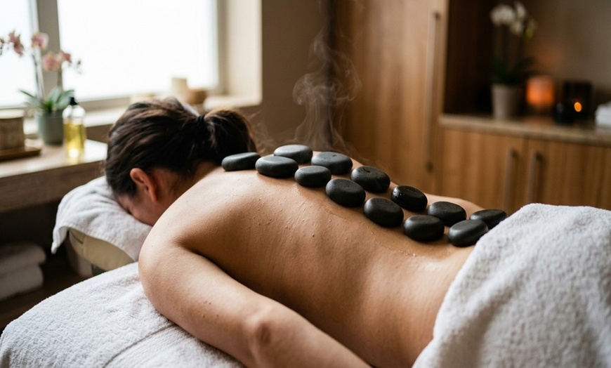 Image 6: 50-Minute Couples Massage at High-Rated Therapeutic Center