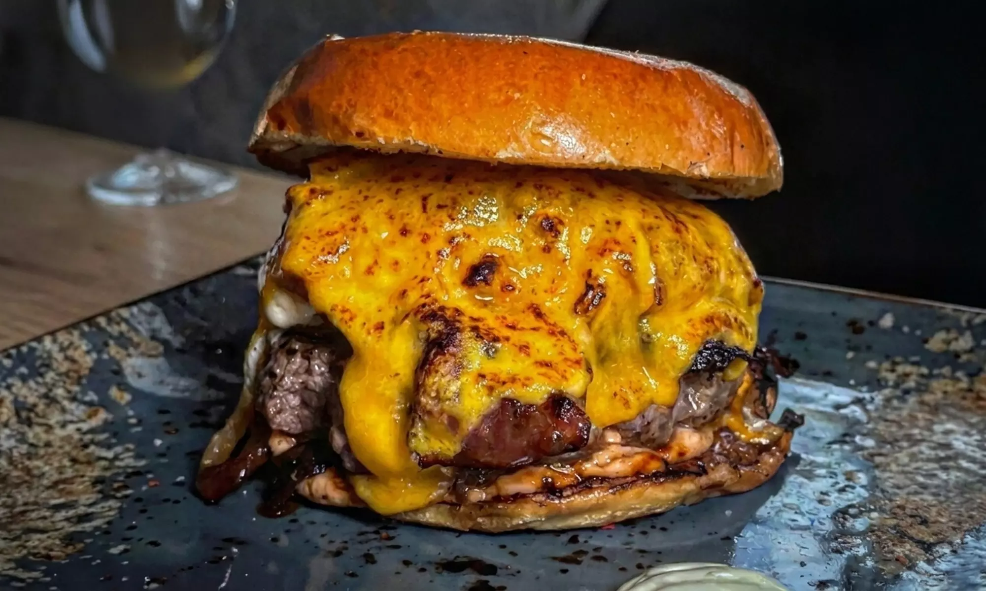 Menú de hamburguesa a elegir para 2 o 4 personas en pleno Malasaña