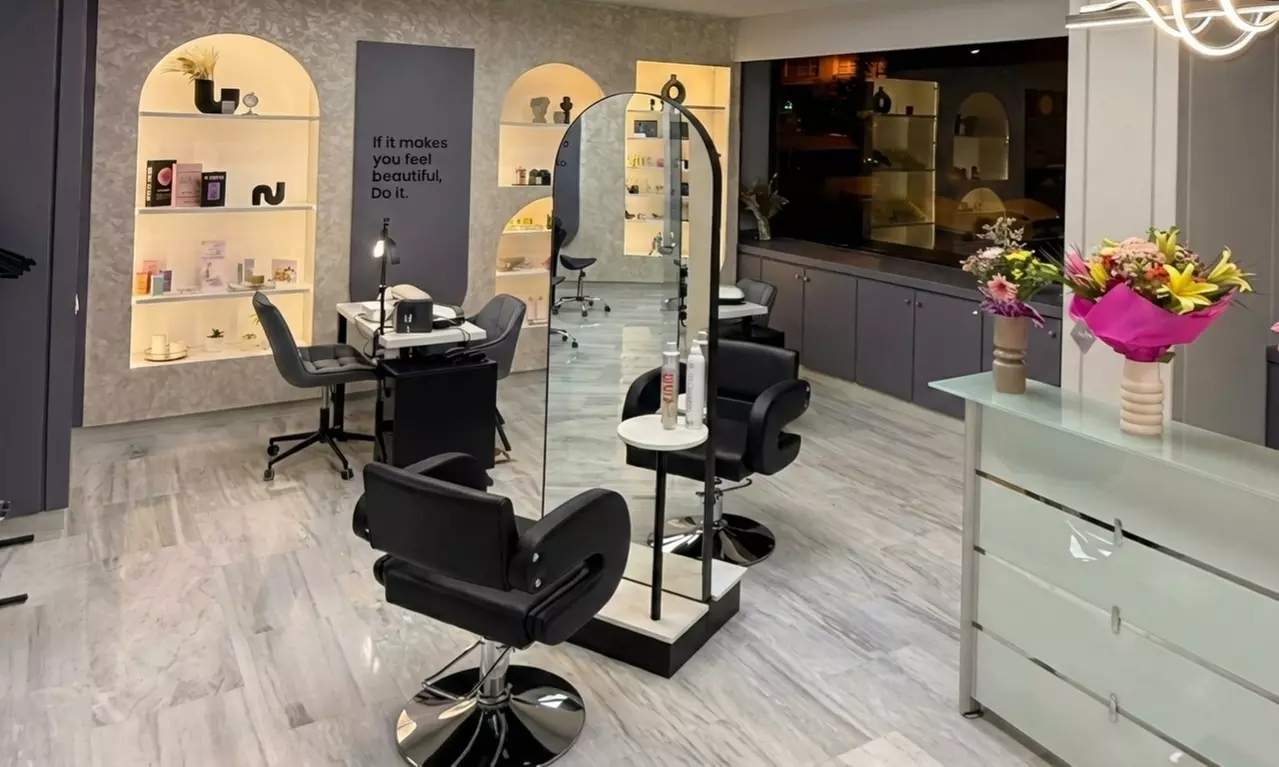 Sesión de peluquería con opciones de corte, tinte y mechas contorno