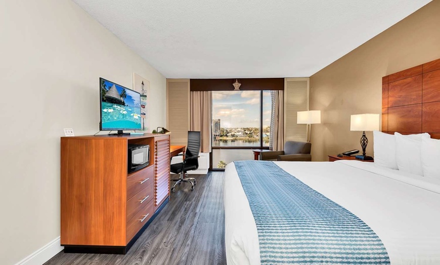 Image 24: Orlando Hotel near Universal with Free Park Shuttle