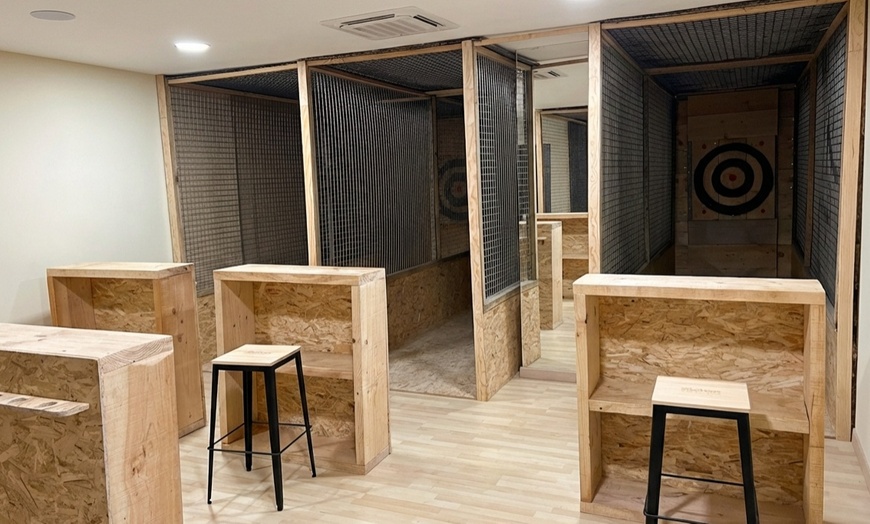 Image 4: Lanzamiento de hachas con opción a perrito caliente para 2, 3 o 4 pax.