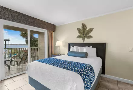 Deluxe Studio Suite Bay/Pool View