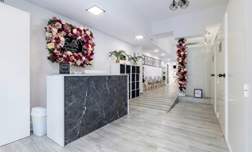 Image 2: Masaje de piedras calientes con copa de cava y bombones para 1 o 2